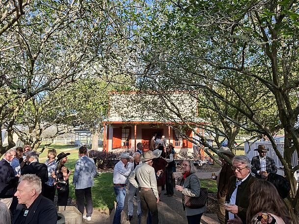 Unter dem wei&szlig;-blauen Himmel wird der Besuch von Ministerpr&auml;sident Markus S&ouml;der auf der George Ranch gefeiert.
