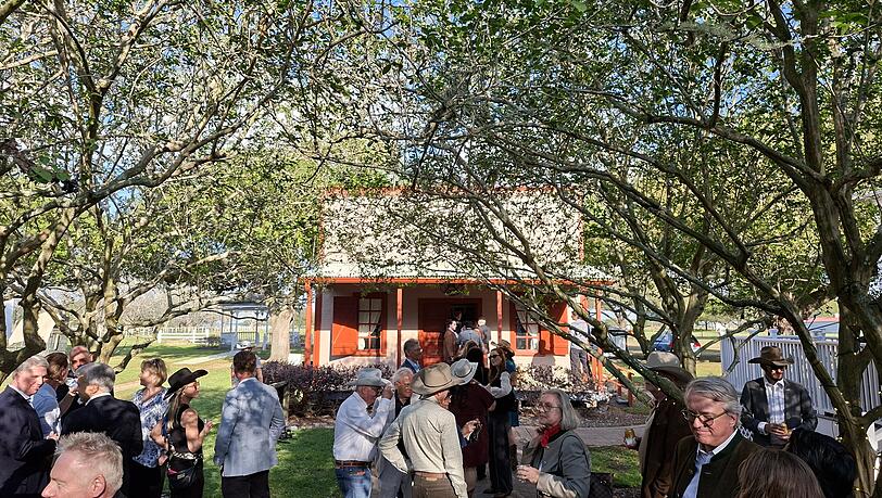 Unter dem wei&szlig;-blauen Himmel wird der Besuch von Ministerpr&auml;sident Markus S&ouml;der auf der George Ranch gefeiert.