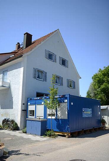 Das Haus muss wegen der Hochwasserschäden saniert werden: So lange praktiziert der Zahnarzt im Container daneben.