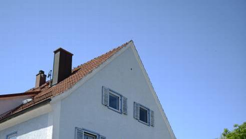 Das Haus muss wegen der Hochwasserschäden saniert werden: So lange praktiziert der Zahnarzt im Container daneben. Das Haus muss wegen der Hochwasserschäden saniert werden: So lange praktiziert der Zahnarzt im Container daneben.