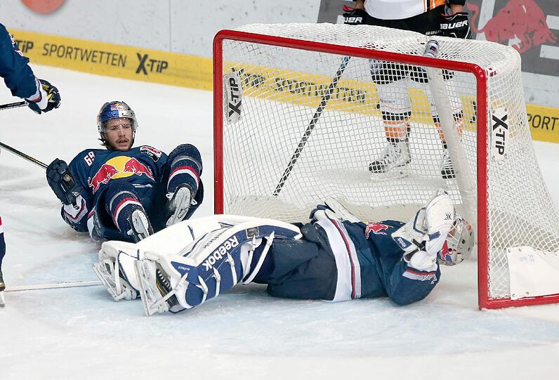 Am Boden: Florian Kettemer (l.) und Goalie Florian Hardy vom EHC.