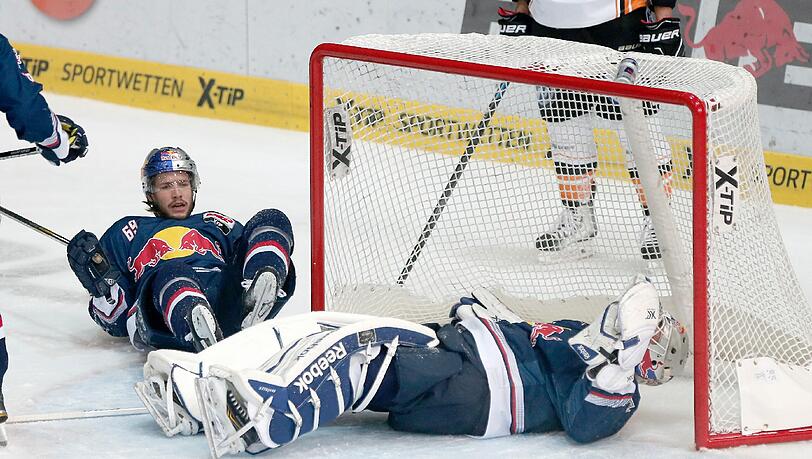 Am Boden: Florian Kettemer (l.) und Goalie Florian Hardy vom EHC. Am Boden: Florian Kettemer (l.) und Goalie Florian Hardy vom EHC.