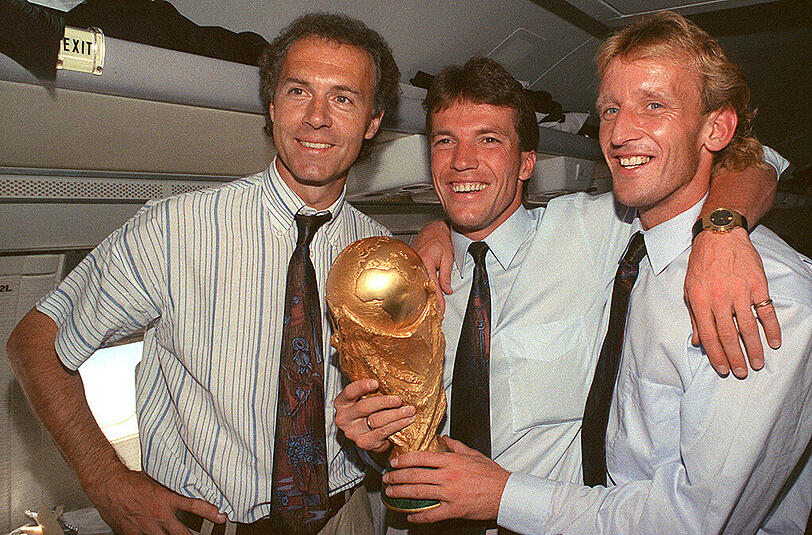 Abflug der Weltmeister 1990: Trainer Franz Beckenbauer, Kapitän Lothar Matthäus und Siegtorschütze Andreas Brehme.