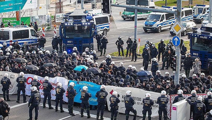 Am Rande des AfD-Bundesparteitages umstellen Polizeikräfte zahlreiche Demonstranten, die die Zufahrten blockieren wollen. Am Rande des AfD-Bundesparteitages umstellen Polizeikräfte zahlreiche Demonstranten, die die Zufahrten blockieren wollen.