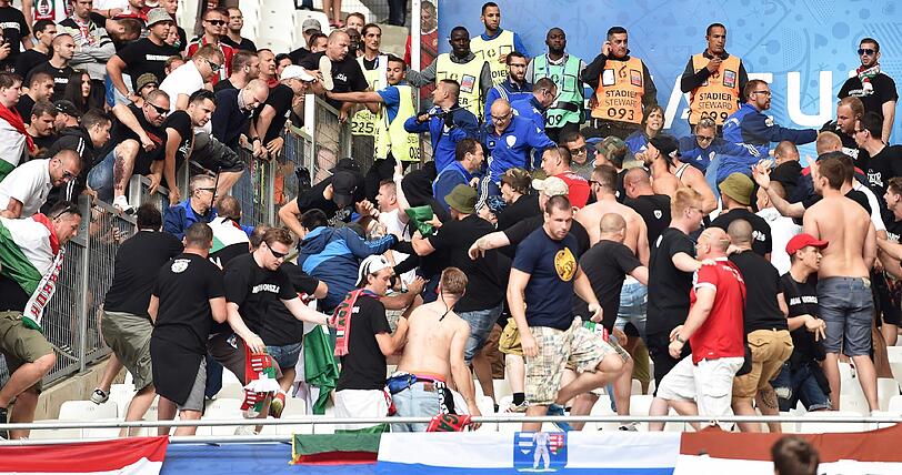 Auch vor dem Spiel zwischen Ungarn und Island kommt es zu Krawallen auf der Tribüne.
