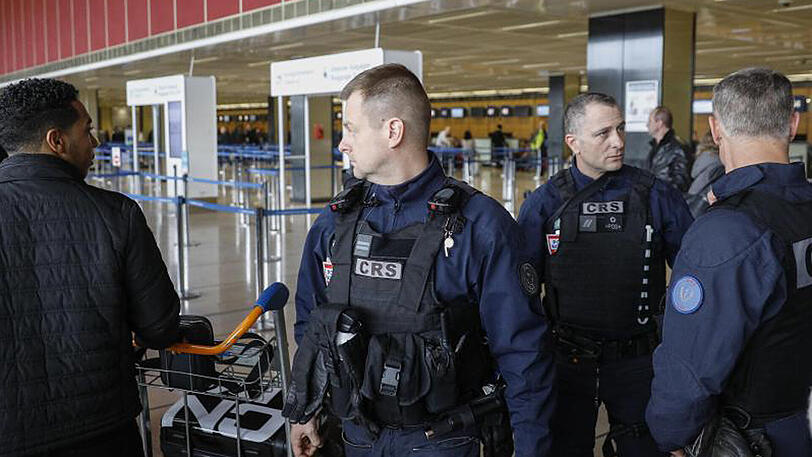 Französische Polizisten einer Spezialeinheit patrouillieren im Flughafen Orly in Paris.