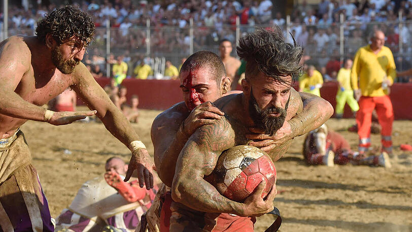 Der Spielball wird hier ganz schnell zur Nebensache - Schläge und Tritte sind hier ausdrücklich erlaubt. Die Biler vom Calcio Storico in Florenz.