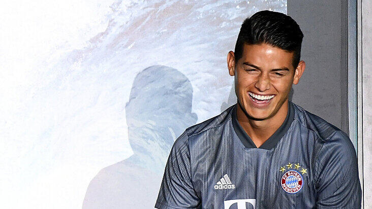 James Rodríguez trägt bei der Tango League, einem Straßenfußball-Event in Berlin, das neue stahlgraue Trikot für die neue Saison der Champions League.