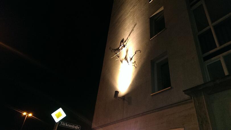 Nachts erweckt sie der darunter angebrachte Scheinwerfer zum Leben.
