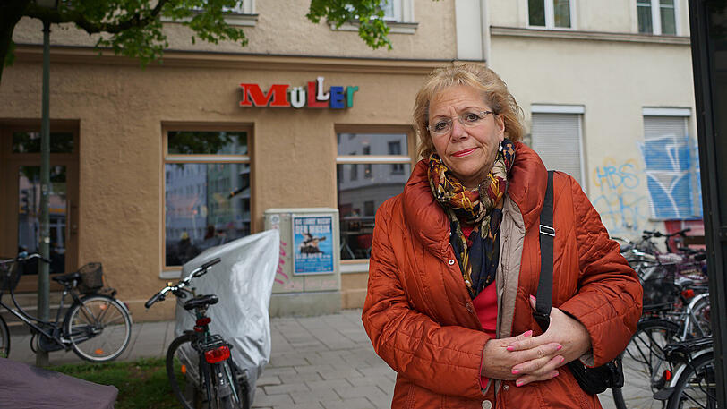 Die Wirtin Gerti Guhl musste 2013 ihre legendäre Schoppenstube aufgeben &ndash; jetzt werden dort Möbel verkauft.