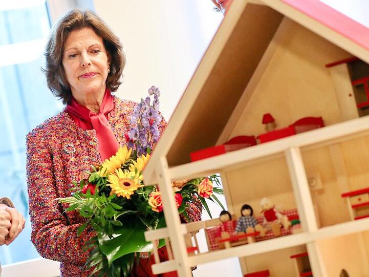Königin Silvia von Schweden besichtigt Räume des ersten Kinderschutzzentrum ihrer Childhood-Stiftung in Leipzig.