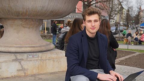Projektmanager Julian Gallus (24) sieht Homeoffice zu Hause oder wie hier am Gärtnerplatz als gute Ergänzung zum ins Büro gehen.