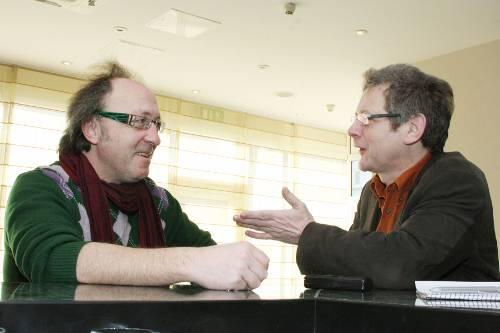 Zweitkarriere als Binnenschiffer: Star-Kabarettist Urban Priol im Gespräch mit AZ-Redakteur Andreas Radlmaier (re.).