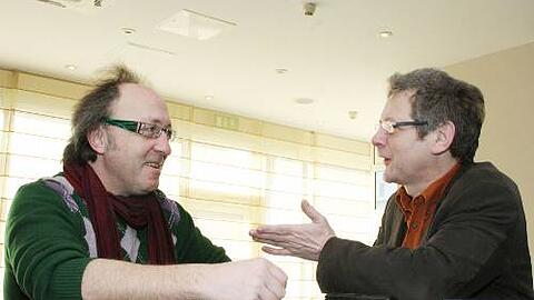 Zweitkarriere als Binnenschiffer: Star-Kabarettist Urban Priol im Gespräch mit AZ-Redakteur Andreas Radlmaier (re.).