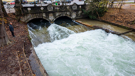 Die Eisbachwelle ohne Welle.  "So eine Situation haben wir früher immer wieder einmal gehabt", sagt Surflegende Walter "Hausmeister" Strasser (67), der vor 30 Jahren die berühmte erste mobile Rampe gebaut hat. Mit der funktionierte die Welle zuverlässig das ganze Jahr hindurch.
