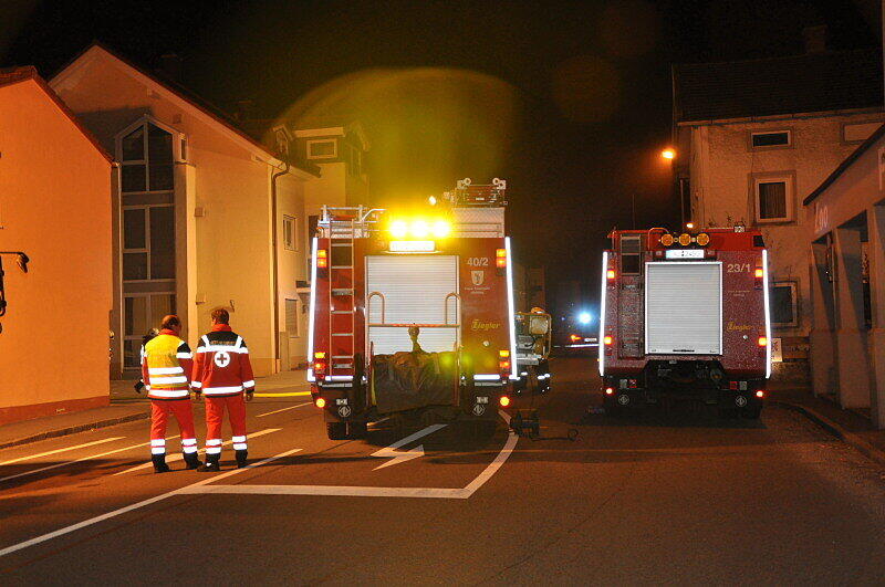 Altötting - Am Dienstagabend entzündete sich im Keller einer Metzgerei in der Mühldorfer Straße ein Feuer. Die Feuerwehr konnte das Feuer schnell unter Kontrolle bringen. Die Schadenshöhe ist noch unklar. Es gab keine Verletzten.