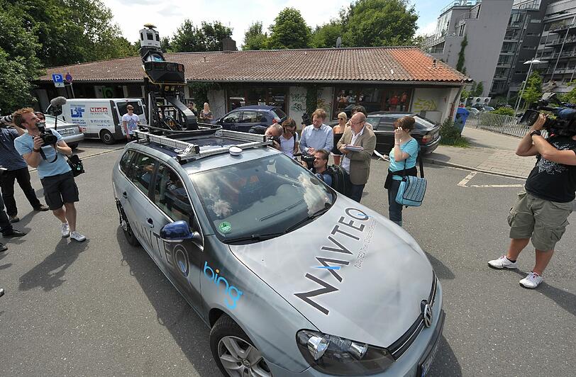 Seit Montag in und um Nürnberg unterwegs: Ein mit NAVTEQ Panorama- und Multi-View-Kameras sowie Messeinheiten zur Geo-Positionierung ausgestattetes Spezial-Fahrzeug.
