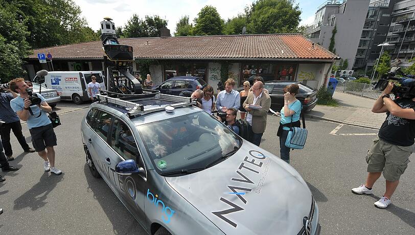 Seit Montag in und um Nürnberg unterwegs: Ein mit NAVTEQ Panorama- und Multi-View-Kameras sowie Messeinheiten zur Geo-Positionierung ausgestattetes Spezial-Fahrzeug. Seit Montag in und um Nürnberg unterwegs: Ein mit NAVTEQ Panorama- und Multi-View-Kameras sowie Messeinheiten zur Geo-Positionierung ausgestattetes Spezial-Fahrzeug.