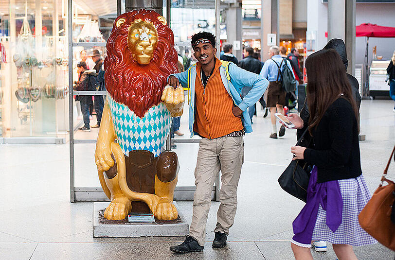 Flüchtlinge und Wiesn-Besucher treffen in München aufeinander, Bilder vom Hauptbahnhof am ersten Tag des Oktoberfests.
