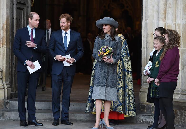 Prinz William verlässt gemeinsam mit seiner Frau Kate und seinem Bruder Harry die Westminster Abbey