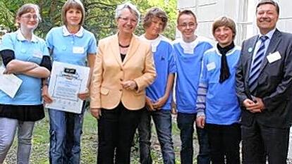 Bundesbildungsministerin Annette Schavan überreicht Wolf-Dietrich Pfaelzer, Vorstandsvorsitzender der Stiftung Sabel, und fünf  Schülern den Preis.