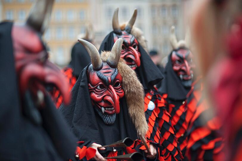 Die Damischen Ritter in Aktion: Impressionen vom Faschingszug durch die Altstadt am Sonntag.