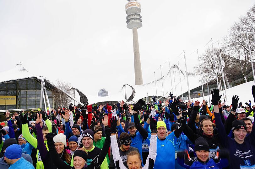 1100 Läufer nahmen am Samstagvormittag am Winterlauf im Olympiapark in München teil. Hier gibt's die Bilder.
