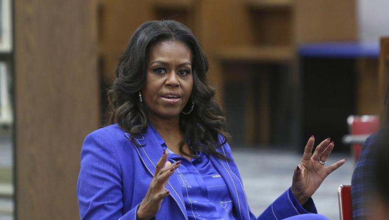 Michelle Obama sprach an ihrer ehemaligen Schule mit Schülern über ihr neues Buch "Becoming". Michelle Obama sprach an ihrer ehemaligen Schule mit Schülern über ihr neues Buch "Becoming".