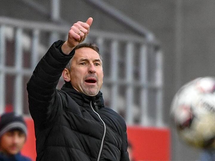Der Trainer vom SSV Jahn Regensburg, Achim Beierlorzer, gestikuliert am Spielfeldrand. Foto: Armin Weigel/Archiv