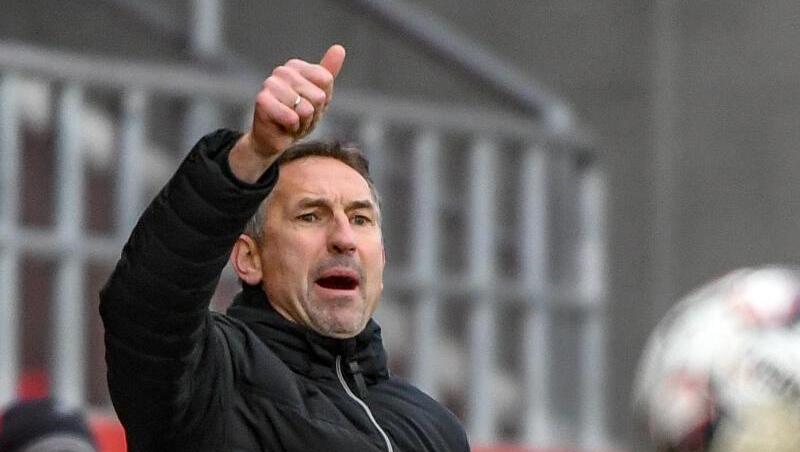 Der Trainer vom SSV Jahn Regensburg, Achim Beierlorzer, gestikuliert am Spielfeldrand. Foto: Armin Weigel/Archiv Der Trainer vom SSV Jahn Regensburg, Achim Beierlorzer, gestikuliert am Spielfeldrand. Foto: Armin Weigel/Archiv