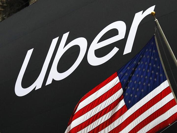 Das Banner von Uber an der Fassade der New Yorker Börse.