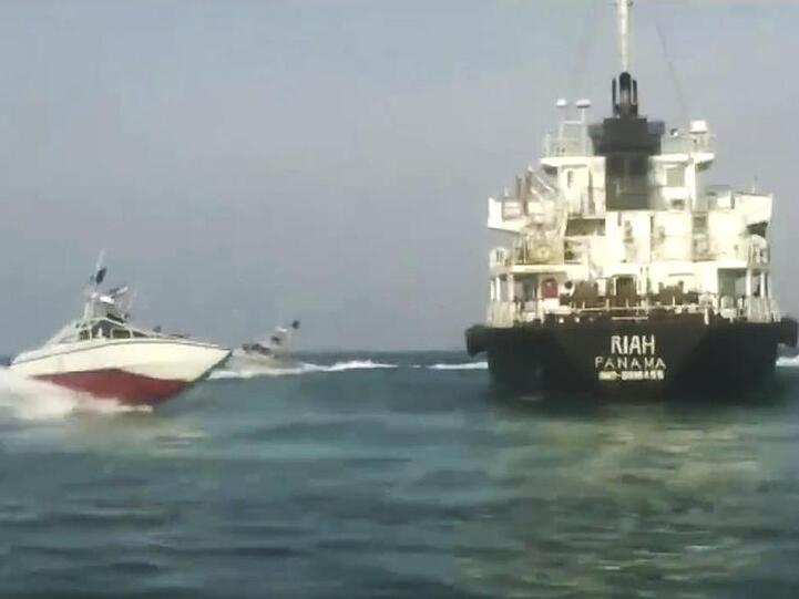 Der unter panamaischer Flagge fahrende Öltanker MT Riah ist von Schiffen der iranischen Revolutionsgarde umgeben.