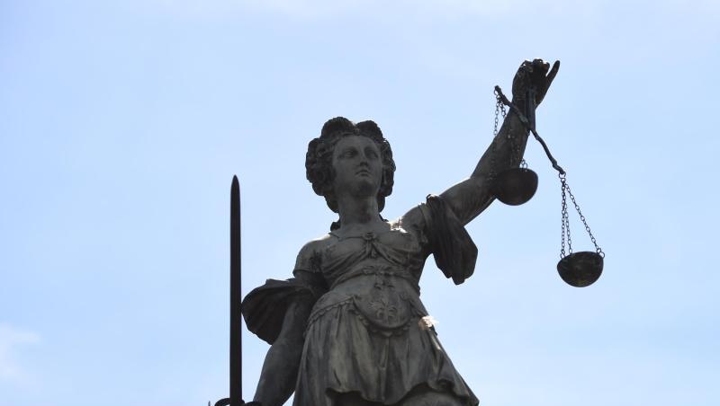 Eine Bronzestatue der römischen Göttin der Gerechtigkeit, Justitia. Foto: Arne Dedert/Archivbild