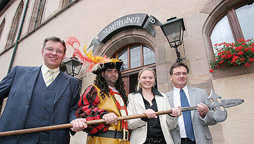 Im Juli 2007 stellten Wirtschaftsreferent Roland Fleck (l.), Pächterin Alexandra Urban und Tucher-Boss Fred Höfler (r.) das neue Konzept für die „Ratsstuben“ vor... Im Juli 2007 stellten Wirtschaftsreferent Roland Fleck (l.), Pächterin Alexandra Urban und Tucher-Boss Fred Höfler (r.) das neue Konzept für die „Ratsstuben“ vor...