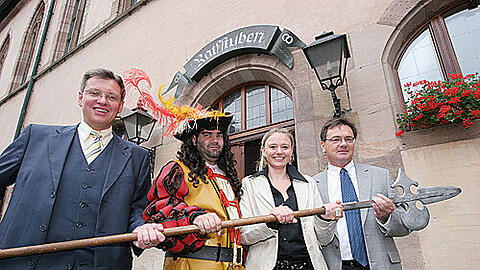 Im Juli 2007 stellten Wirtschaftsreferent Roland Fleck (l.), Pächterin Alexandra Urban und Tucher-Boss Fred Höfler (r.) das neue Konzept für die &bdquo;Ratsstuben&ldquo; vor...