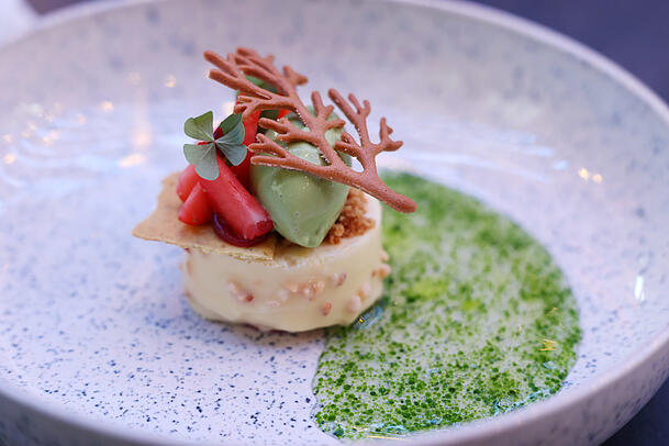 Das Dessert: Polenta, Erdbeere, Sauerampfer. Das Dessert: Polenta, Erdbeere, Sauerampfer.