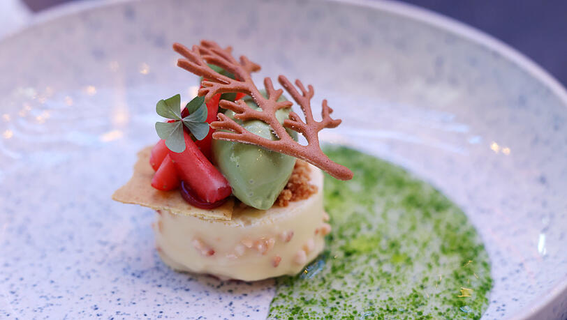 Das Dessert: Polenta, Erdbeere, Sauerampfer. Das Dessert: Polenta, Erdbeere, Sauerampfer.