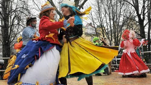 Schnee und Matsch taten dem Faschingstreiben auf dem Viktualienmarkt keinen Abbruch. Schnee und Matsch taten dem Faschingstreiben auf dem Viktualienmarkt keinen Abbruch.