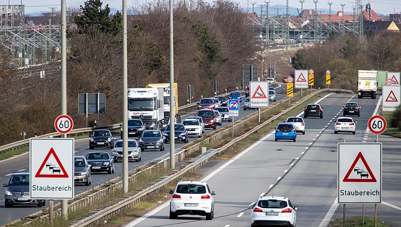 Lebensgefährliche Aktion: Auf diese Straße warfen die Täter die Steine und Platten. (Archivbild) Lebensgefährliche Aktion: Auf diese Straße warfen die Täter die Steine und Platten. (Archivbild)