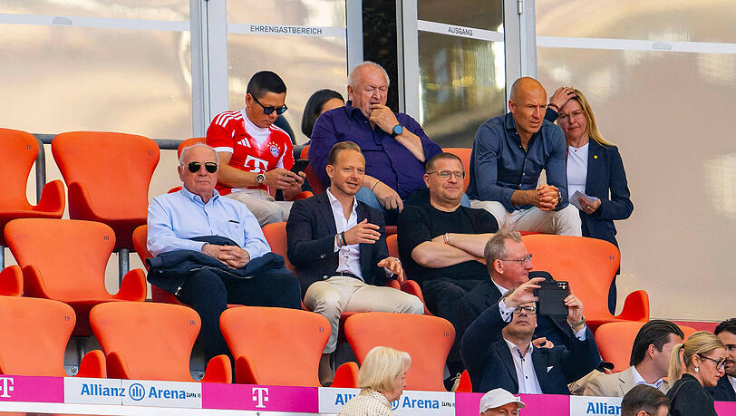 Sportvorstand Max Eberl, hier auf der VIP-Trib&uuml;ne mit Ehrenpr&auml;sident Uli Hoene&szlig;, Marketingvorstand Rouven Kasper und Legende Arjen Robben.