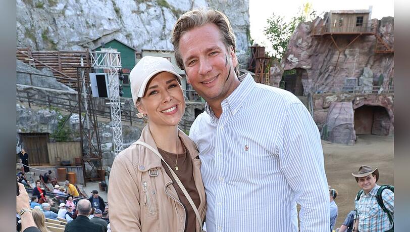 Sie sind schon seit 2008 liiert und haben drei Kinder. Nun wartet auf Tanja Szewczenko und Norman Jeschke - hier bei den Karl-May-Festspielen in Bad Segeberg - das n&auml;chste gro&szlig;e Abenteuer.