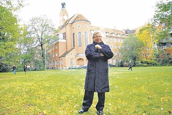 Der Stararchitekt Daniel Libeskind auf einer Wiese