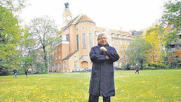 Der Stararchitekt Daniel Libeskind auf einer Wiese Der Stararchitekt Daniel Libeskind auf einer Wiese