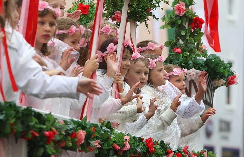 Der Umzug ist Höhepunkt des Landsberger Ruethenfestes. In dem Fest das alle vier Jahre begangen wird, stellen 1100 Kinder die geschichtlichen Stationen ihrer Stadt nach.