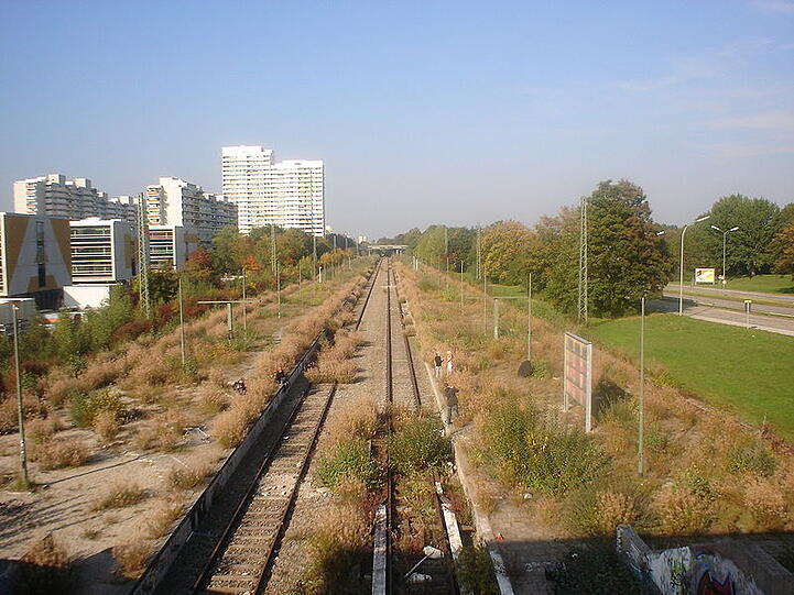 Blick vom alten Olympiabahnhof in Milbertshofen über die Schienen nach Norden. Das wird einmal ein Rad- und Fußweg.