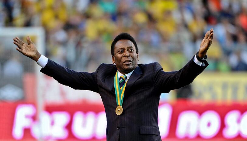 Die Schweden kassierten dagegen ausgerechnet im letzten Spiel im 
altehrwürdigen Rasunda-Stadion unter den Augen von Fußball-Legende 
Pele eine Niederlage. Das Stadion, in dem 1958 Schweden und das von 
Pele angeführte Brasilien das WM-Finale bestritten hatten, wird in 
Kürze abgerissen. Schweden, in der WM-Qualifikation Gegner der 
deutschen Nationalmannschaft, hatte auf den angeschlagenen Superstar 
Zlatan Ibrahimovic verzichten müssen.