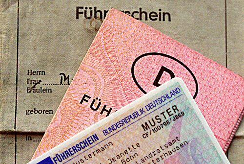 Ob der Mann weiterhin Auto fahren darf, prüft nun die Führerscheinstelle.