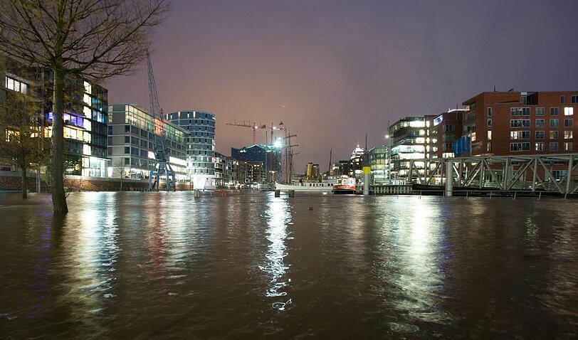 Die Magellan Terrassen in der Hafencity in Hamburg sind am Abend des 06.12.2013 von einer zweiten Sturmflut überschwemmt.