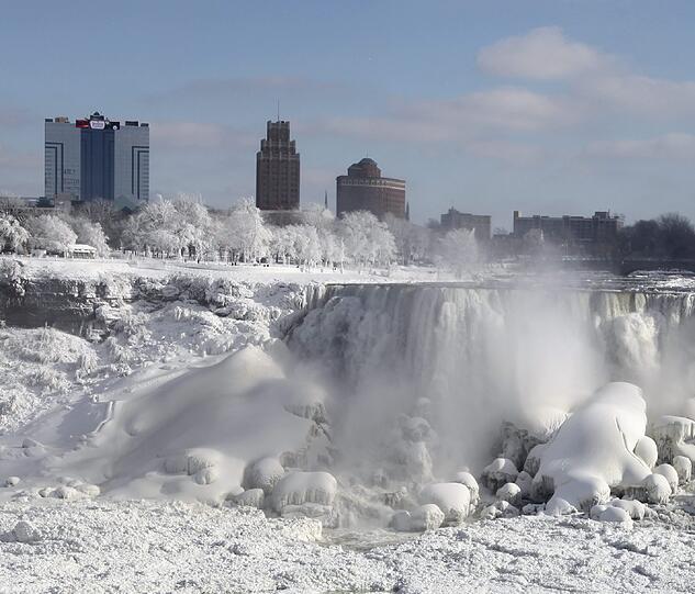 Die Niagarafälle im Schnee: Der riesige Wasserfall, der im Osten die Grenze zwischen den USA und Kanada markiert, ist bei eisigen Temperaturen verschneit und teils zugefroren. Die irren Bilder!