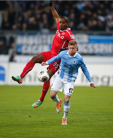 Sebastian Hertner beginnt als Linksverteidiger.